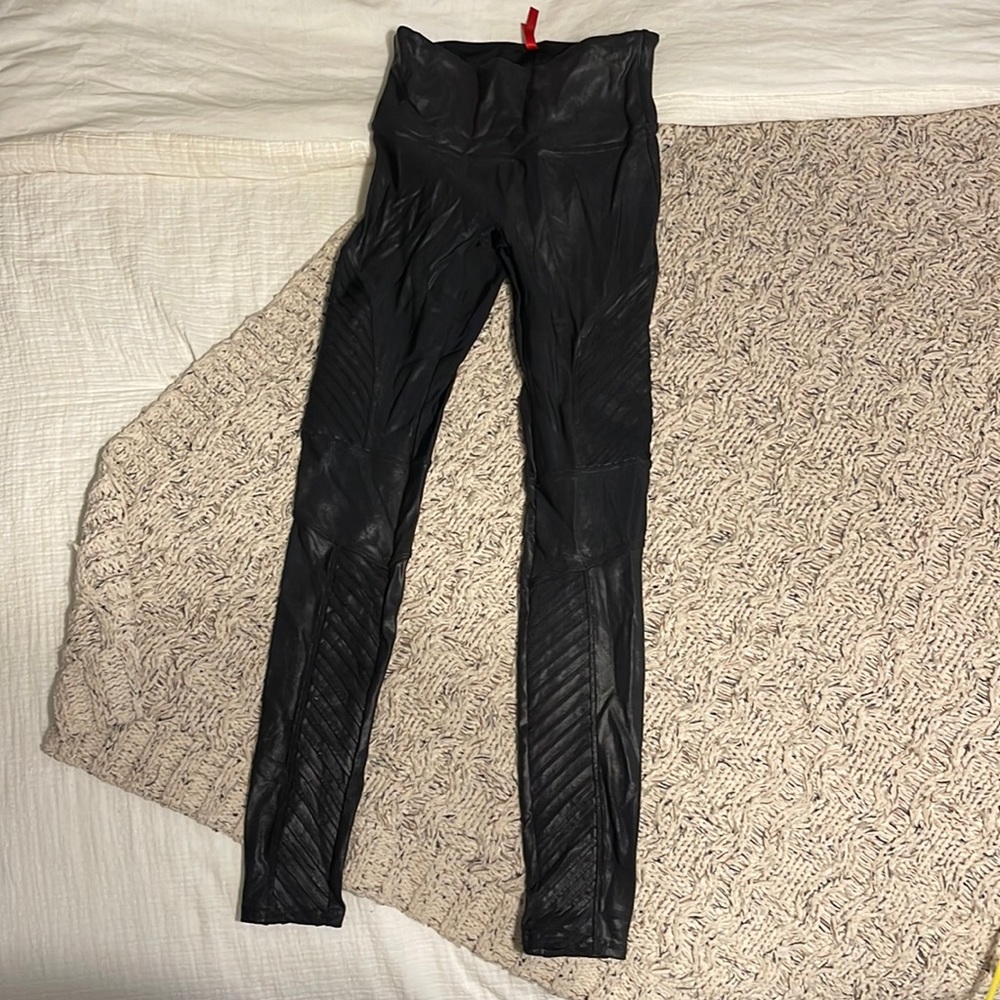 Spanx faux leather motto leggings, black. Size M